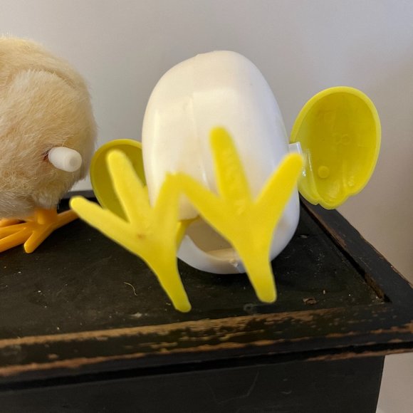 Wind-up Chick and Hen Laying Eggs - Picture 5 of 6